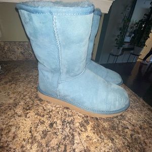 Classic Short UGG BOOTS - unique light blue like NEW. Worn twice.